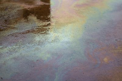 Remove Oil Stains Using High Pressure Water and Detergents!